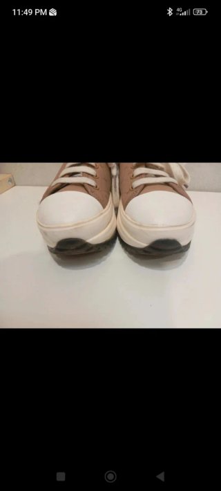 Deportivas beige y blancas