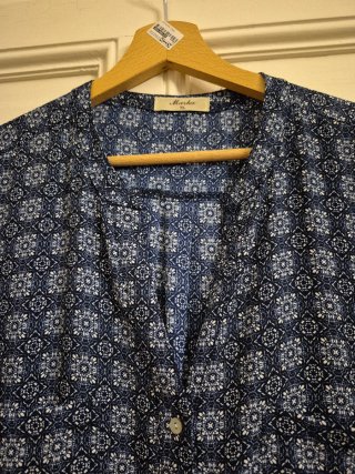 Camisa azuly blanca cuello mao.