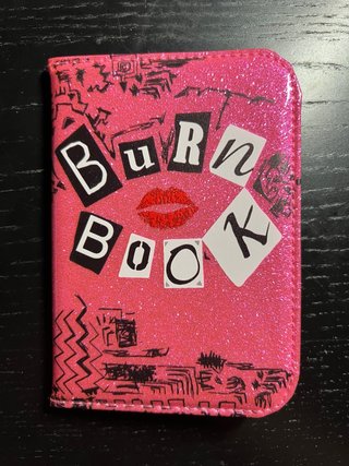 Funda Pasaporte Burn Book