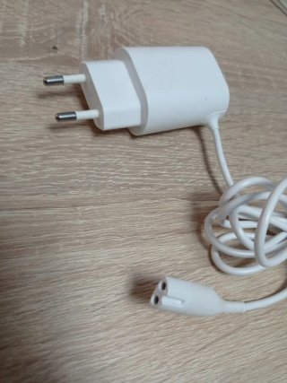 Cargador blanco con cable