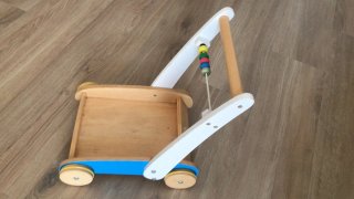 Correpasillos de madera con abalorios