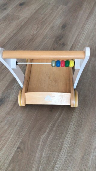 Correpasillos de madera con abalorios