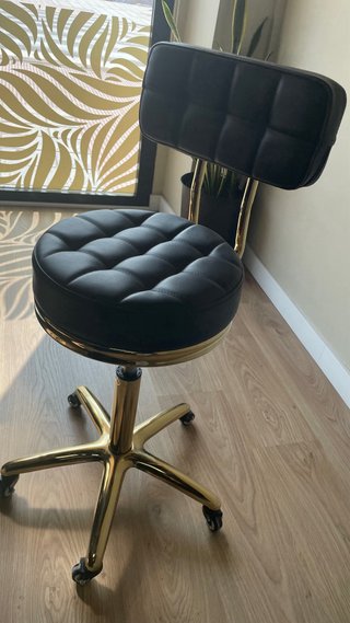 Taburete Negro y Dorado con Ruedas