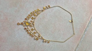 Collana dorata con pietre gialle