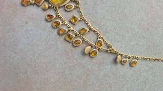 Collana dorata con pietre gialle