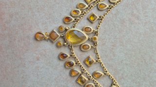 Collana dorata con pietre gialle