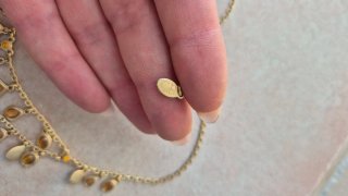 Collana dorata con pietre gialle