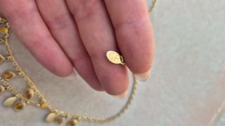 Collana dorata con pietre gialle
