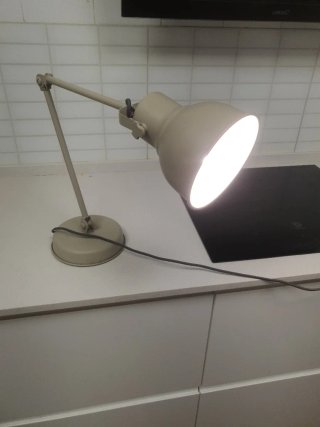 Lámpara de escritorio beige metal