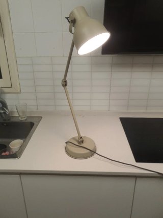 Lámpara de escritorio beige metal