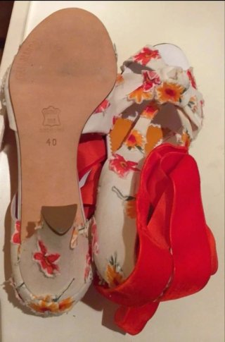 Sandalias de tacón con flores a estrenar