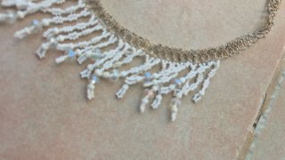Collana con perline bianche e argento