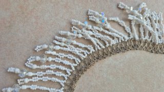 Collana con perline bianche e argento
