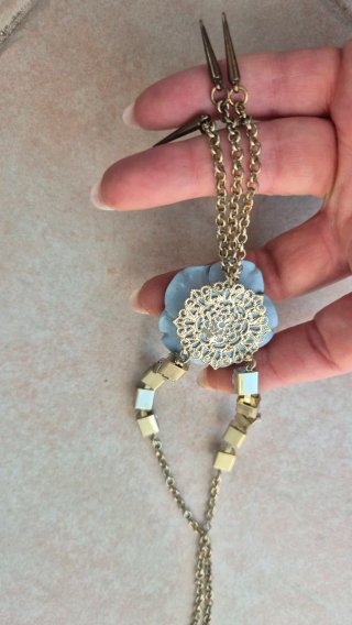 Collana con fiore azzurro e strass
