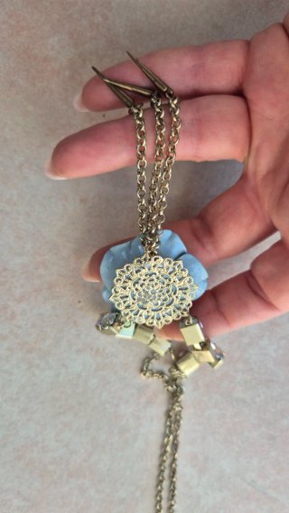 Collana con fiore azzurro e strass