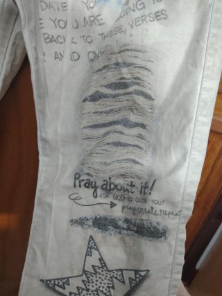 Pantalón H&M graffiti y parches talla S
