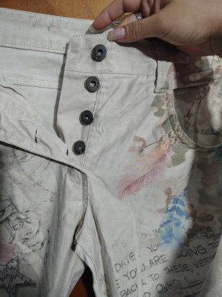 Pantalón H&M graffiti y parches talla S