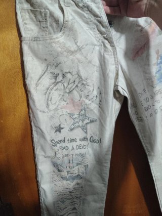 Pantalón H&M graffiti y parches talla S
