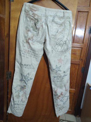 Pantalón H&M graffiti y parches talla S