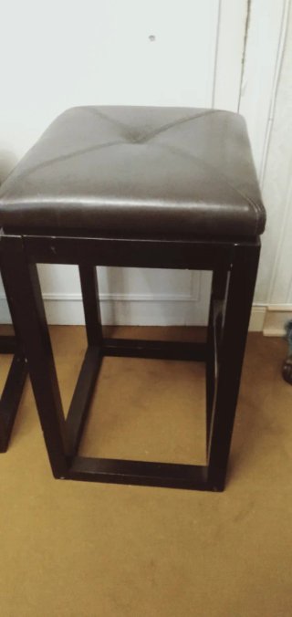 Confezione di 2 Sgabelli Alti in Legno e Pelle
