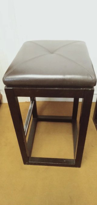 Confezione di 2 Sgabelli Alti in Legno e Pelle