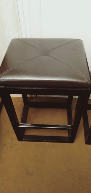 Confezione di 2 Sgabelli Alti in Legno e Pelle