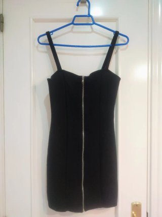 Vestido negro con cremallera