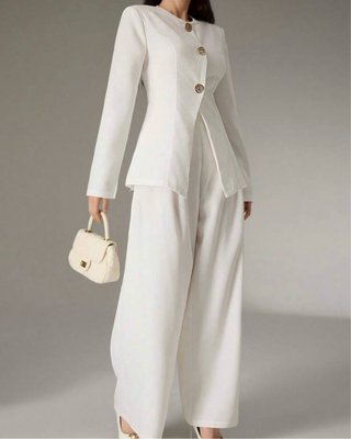 Traje blanco elegante