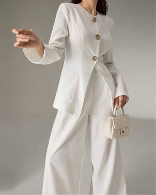 Traje blanco elegante
