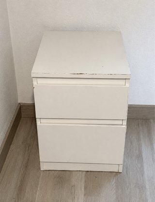 Mesita de noche blanca