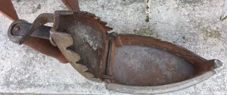 Ferro da stiro antico in ghisa