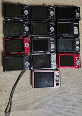 Consegna di fotocamere digitali compatte per ricambi