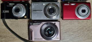 Consegna di fotocamere digitali compatte per ricambi