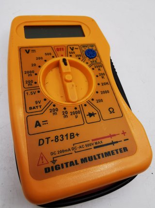 Multímetro Digital DT-831B+ con puntas