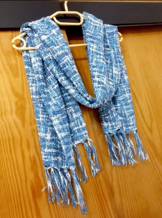 Bufanda tejida azul y blanca