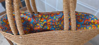 Bolso de rafia con flores