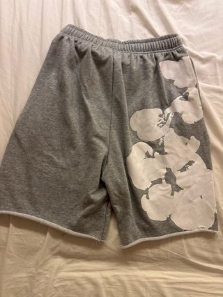 Pantalones cortos grises con estampado floral