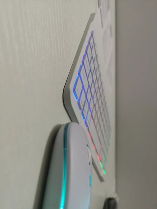 Teclado y Mouse Bluetooth Compacto con Luz. Ñ