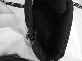 Dos bolsas llenas de ropa para niños pequeños