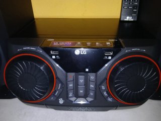 Altavoz LG Negro y Rojo