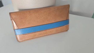 Monedero piel hecho a mano con tira azul