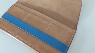 Monedero piel hecho a mano con tira azul