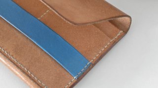 Monedero piel hecho a mano con tira azul