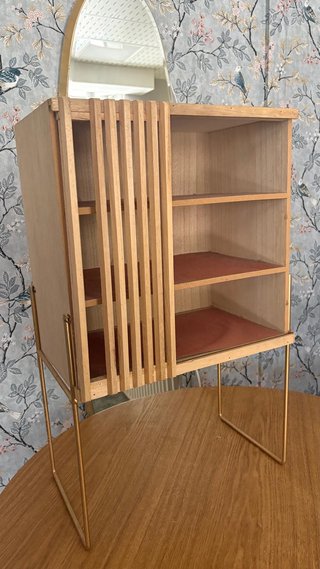 Mueble Exposición Madera y Metal Dorado