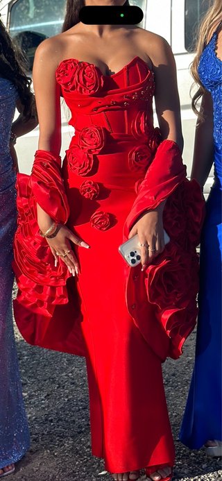 Vestido de fiesta rojo con flores