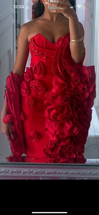 Vestido de fiesta rojo con flores