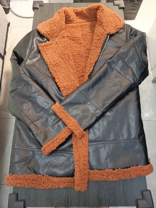 Chaqueta negra con forro marrón