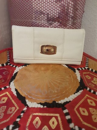 Monederos blancos y vaqueros
