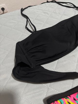Bikini negro y estampado tropical