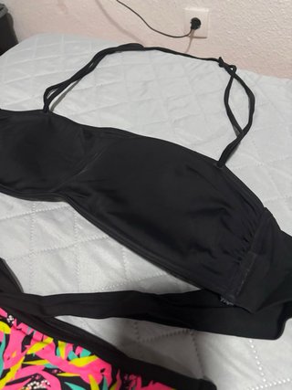 Bikini negro y estampado tropical
